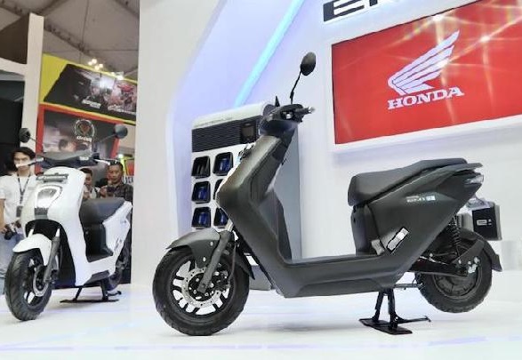 Motor listrik Honda EM1 e: sudah dibuka harga sementara Rp 40-45 juta di GIIAS 2023. (Foto: AHM)
