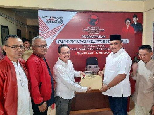 Ketua DPD II Partai Golkar Dumai, Ferdiansyah mengembalikan berkas pendaftaran calon kepala daerah di kator DPC PDIP Dumai, Jumat (10/5/2024). 