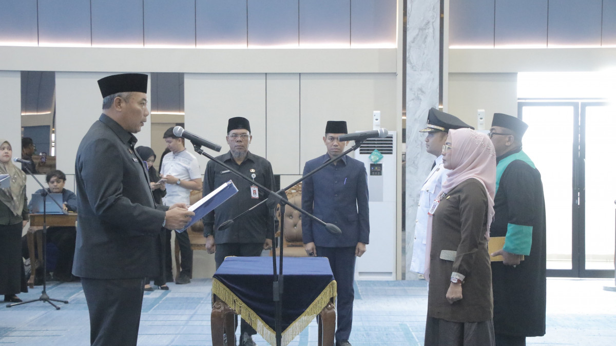 Pj Sekdako Drs Ingot Ahmad, melantik 25 pejabat Administrator dan Pengawas di lingkungan Pemko Pekanbaru (foto/ist)