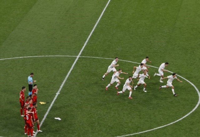 Spanyol merayakan keberhasilan lolos ke semifinal Euro 2020 setelah menyingkirkan Swiss lewat drama adu penalti di Stadion Saint Petersburg, Jumat (2/7/2021). Foto: Kompas