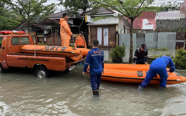 BPBD Pekanbaru salurkan bantuan perahu karet ke lokasi terdampak banjir (foto/dini)