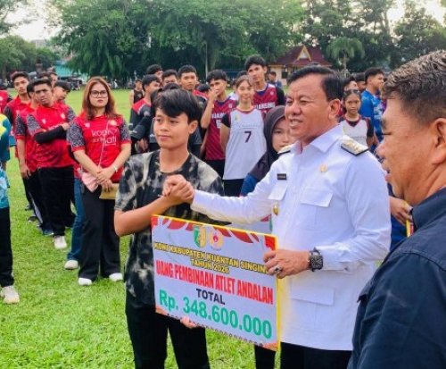 Bupati Suhardiman Amby secara simbolis salurkan uang pembinaan atlet (foto/ultra)