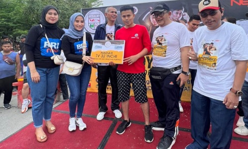 Pemenang hadiah TV dalam event senam workout body combat IHGMA DPD Riau.(foto: istimewa)