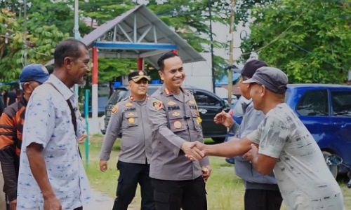 Kpaolresta Pekanbaru, Kombes Pol Jefri RP Siagian saat peninjauan cooling system.(foto: rahmat/halloriau.com)