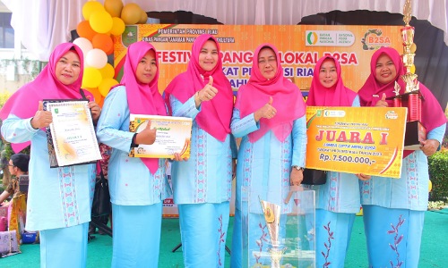 Ketua TP PKK Siak, Rasidah saat menerima juara I lomba cipta menu B2SA Riau.(foto: diana/halloriau.com)