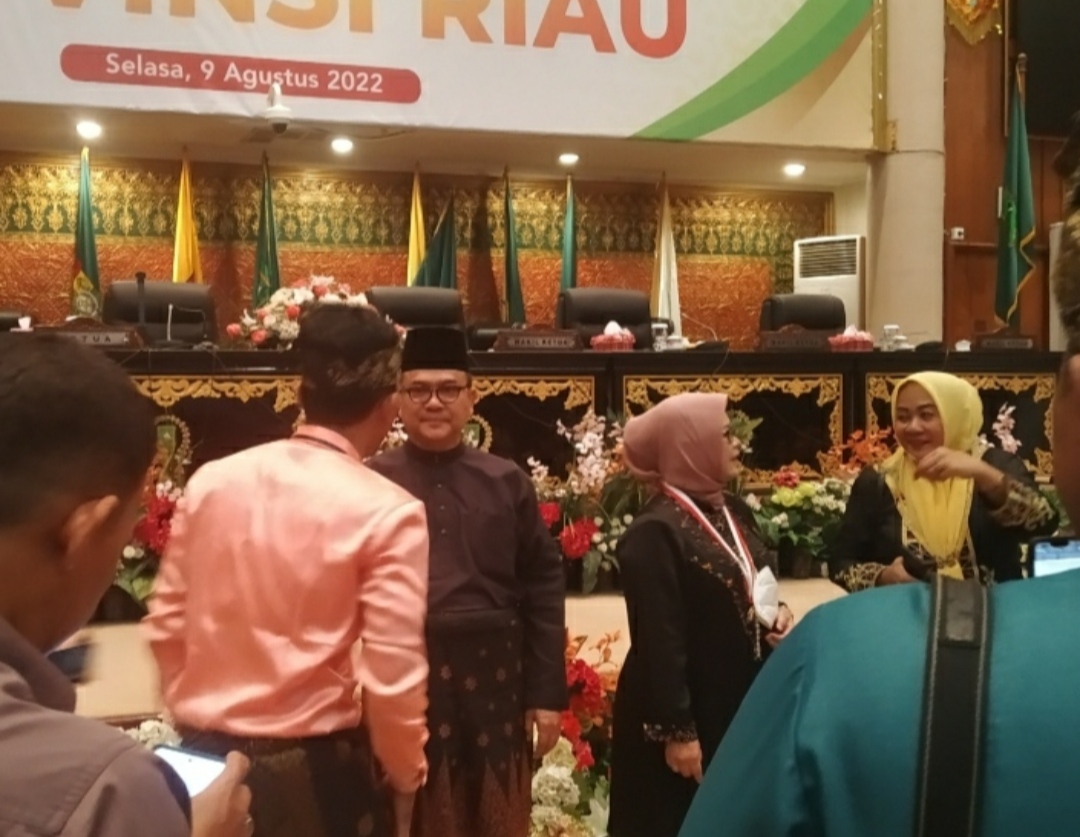 Rusli Zainal saat melayani para tamu undngan berbincang-bincang. 