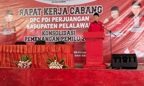 Ketua DPC PDIP Pelalawan, Syafrizal saat memberikan sambutan dalam Rakercab DPC PDIP Pelalawan.(foto: andi/halloriau.com)