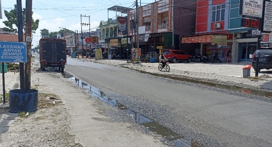 Jalan Delima digenangi air parit yang tersumbat (foto/rahmat-halloriau)