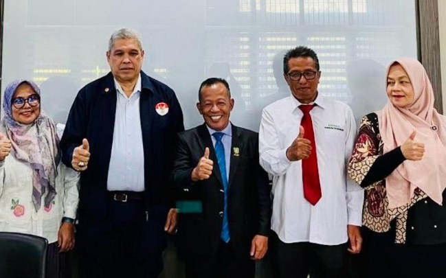 Akmar Efendi bersama Pembimbing dan Penguji Laporan Teknik Profesi Insiyur Universitas Andalas Padang.
