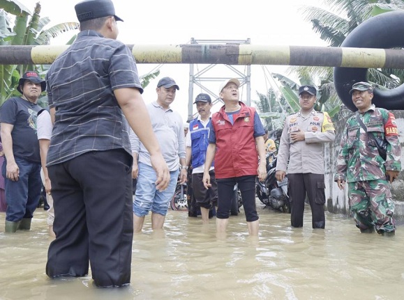 Pj Bupati Kampar Hambali terus melakukan pemantauan dan langsung sisir wilayah yang terdampak bencana bajir untuk memberikan bantuan.