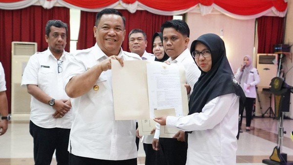 Pj Gubernur Riau, SF Hariyanto saat penyerahan SK PPPK di Gedung Daerah Riau beberapa waktu lalu.(foto: int)