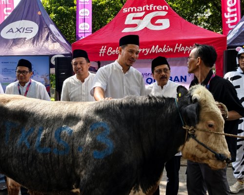 Ketua Umum MTXLSMART, Feby Sallyanto dan jajaran manajemen dalam sesi penyerahan qurban secara simbolis di Kantor XLSMART Jalan Rasuna Said, Jakarta Selatan, Selasa (26/5/2026).(foto: istimewa)