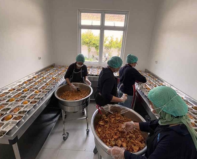 Persiapan makan bergizi gratis di Satuan Pelayanan Pemenuhan Gizi (SPPG).