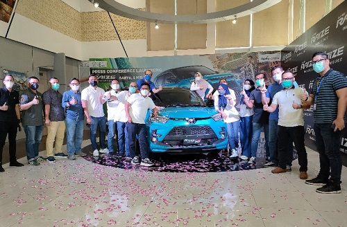 Manajemen Agung Toyota memperkenalkan Toyota Raize kepada mitra leasing/finance dan rekan media di Pekanbaru. Terlihat manajemen Agung Toyota dan para mitra foto bersama di sela launching Raize, Sabtu (8/5/2021).