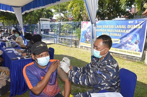 TNI AL Lanal Dumai gelar vaksinasi di Balai Pengobatan TNI AL Dumai.