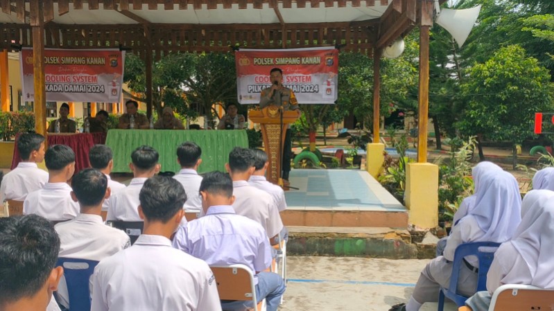 Kapolsek Martin Luther Munte berikan imbauan Pilkada Damai ke SMAN 1 Simpang Kanan (foto/afrizal)