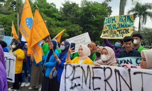 Aksi demo mahasiswa menolak kenaikan harga BBM di DPRD Dumai.(foto: bambang/halloriau.com)