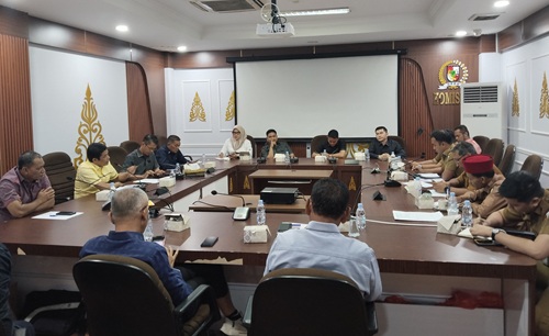Komisi IV DPRD Pekanbaru menggelar hearing dengan DLHK Pekanbaru mengevaluasi LPS (foto/Mimi)