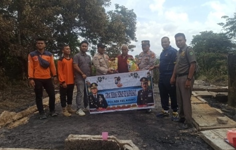 Polsek Kelayang melaksanakan kegiatan Jumat Berbagi Berkah ke Masyarakat (foto/andri)