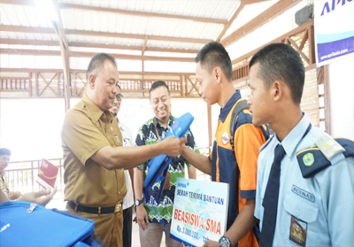 Kepala Dinas Pendidikan Kabupaten Pelalawan Drs Syafruddin MSi menyerahkan secara simbolis beasiswa RAPP kepada salah satu penerima beasiswa.