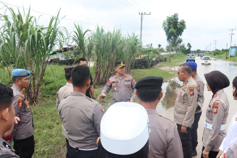 Kapolres Pelalawan, AKBP Afrizal antisipasi luapan air Sungai Kampar di Jalintim (foto/Andy)