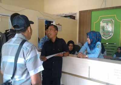 Suasana di ruangan tempat mengurus administrasi kependudukan di Disdukcapil Kepulauan Meranti.