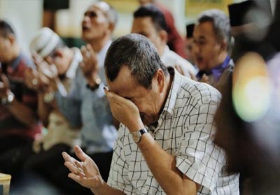 Menang Pilkada Syamsuar Edy Sujud Syukur Dan Berurai Air Mata Di Masjid