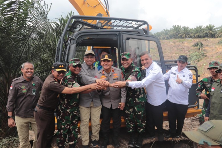 Kapolda Riau dan Tim PKH saksikan pemusnahan lahan sawit ilegal di kawasan hutan TNTN Pelalawan (foto/Andy)
