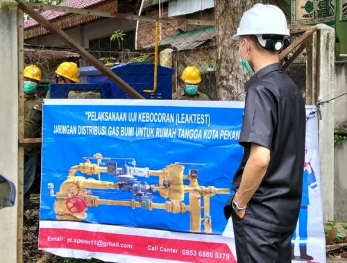 Direktur PT SPEM, Muhammad Syafii, M.IK meninjau langsung uji kebocoran (foto/ist)