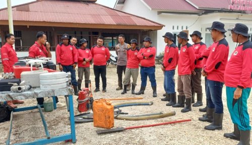 Sudiarto Silitonga mengenalkan peralatan dan cara penggunaannya kepada anggota MPA Peladangan (11/9).