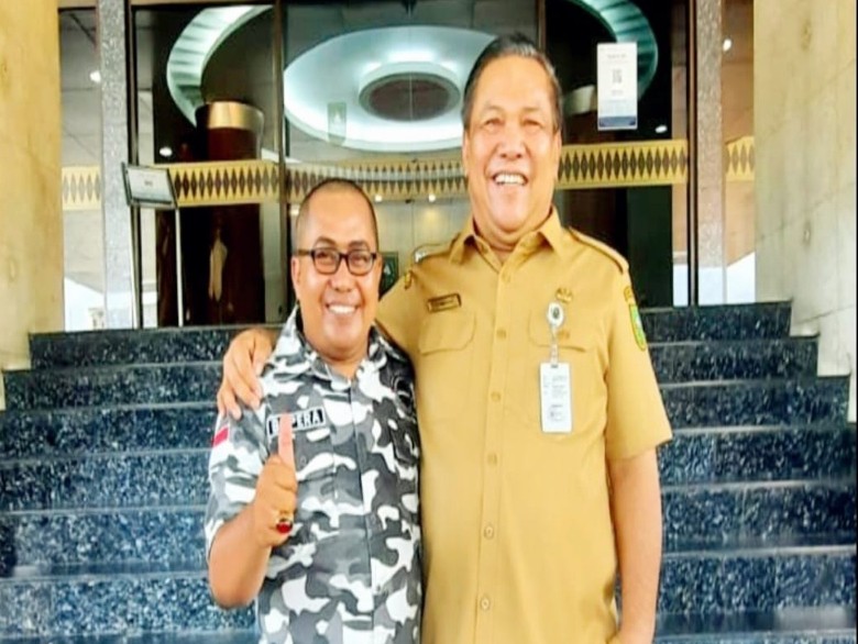 Eko Wibowo, tokoh muda pendidikan Riau bersama Pj Gubri, SF Hariyanto (foto/int)