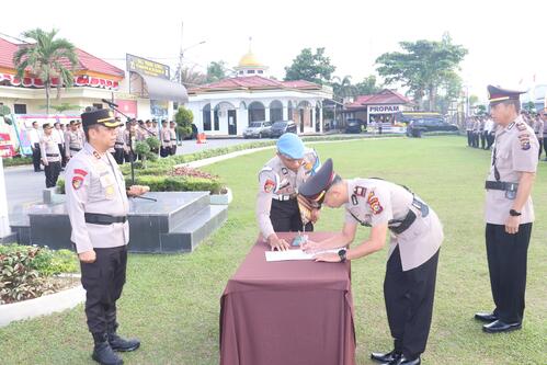 Polres Pelalawan menggelar upacara serah terima jabatan Kapolsek Ukui. (Foto: Andi Indrayanto)