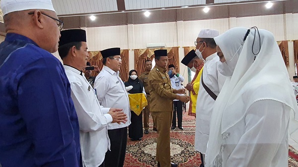 Wakil Bupati Rokan Hilir (Rohil) H Sulaiman buka bimbingan manasik haji di Gedung Misran Rais, Bagansiapiapi, Selasa (24/5/2022). 