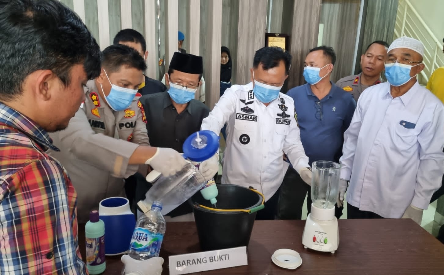 Kapolres Kepulauan Meranti AKBP Andi Yul bersama Plt Bupati AKBP (Purn) Asmar saat melakukan pemusnahan Narkotika jenis sabu