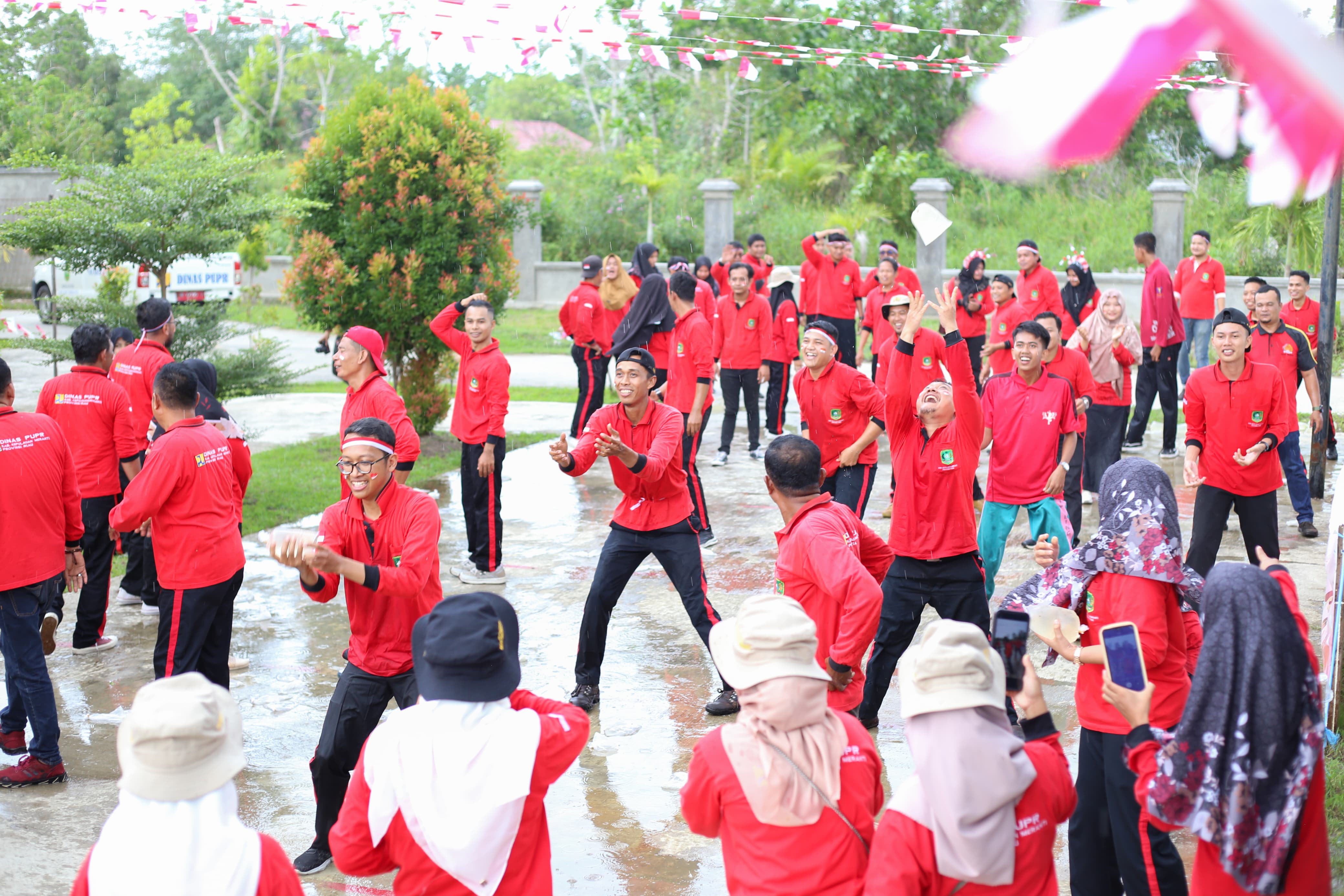 Suasana lomba di halaman Kantor Dinas Pekerjaan Umum dan Penata Ruang (PUPR) Kabupaten Kepulauan Meranti