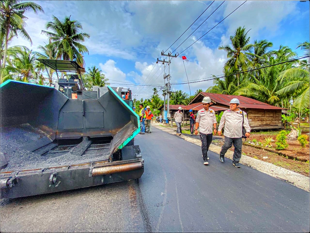 Kepala Dinas PUPR bersama Kepala Bidang Bina Marga PUPR Kepulauan Meranti saat meninjau jalan di Rangsang. Foto Ist