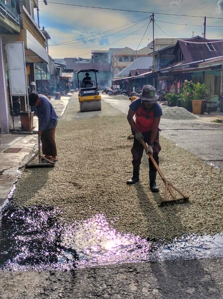 Pengerjaan jalan rusak di Kelurahan Teluk Belitung oleh Dinas PUPR dengan teknik Burda