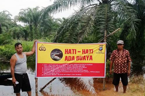 Spanduk peringatan hati-hati buaya di Sungai Rokan.(foto: afrizal/halloriau.com)