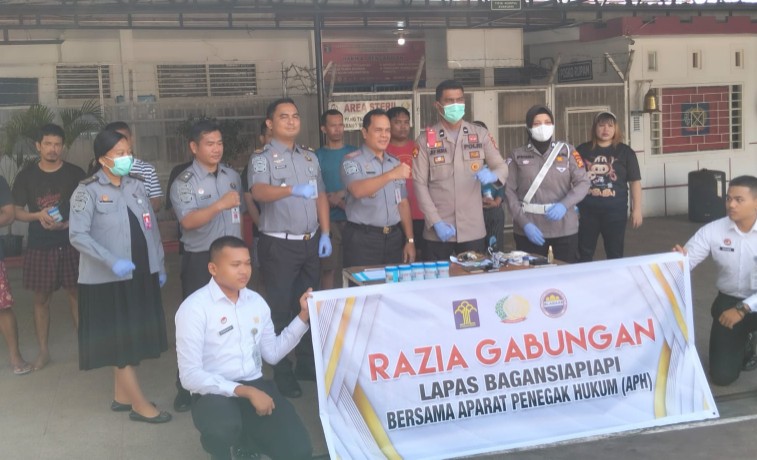 Lapas Bagansiapiapi bersama APH razia narkoba di Blok WB (foto/afrizal)