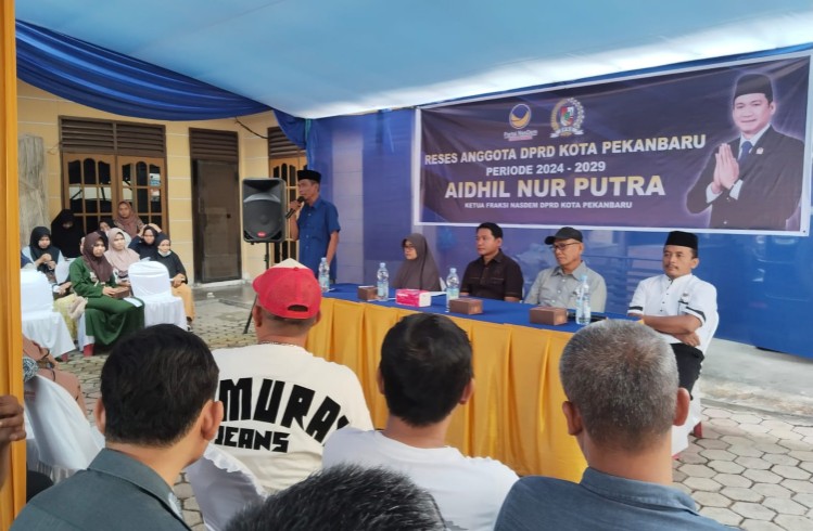 Aidhil Nur Putra juga menyerap aspirasi dari warga Kelurahan Labuh Baru Timur (foto/Mimi)