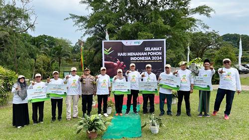 EMP Energi Riau menggelar penanaman pohon dalam rangka peringatan Hari Menanam Pohon Indonesia tahun 2024.(foto: andi/halloriau.com)