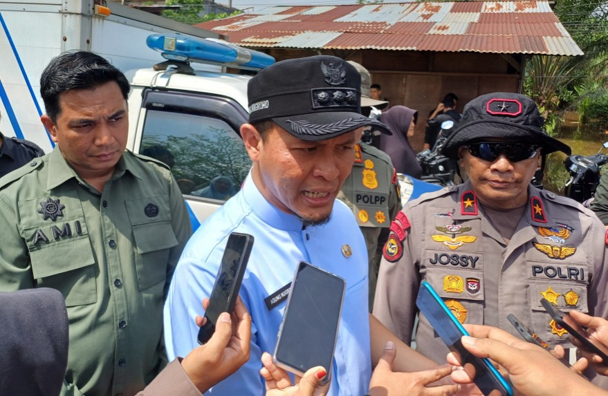 Walikota Pekanbaru, Agung Nugroho saat meninjau banjir (foto/dini)