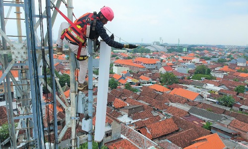 Teknisi XL Axiata sedang melakukan pemeliharaan perangkat BTS di Desa Magersari, Kecamatan Sidoarjo, Kabupaten Sidoarjo, Sabtu (4/2).(foto: istimewa)