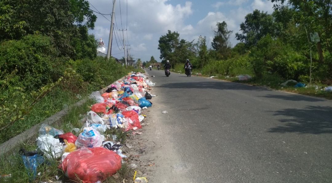 Tumpukan sampah di Jalan Gulama, Pekanbaru. 