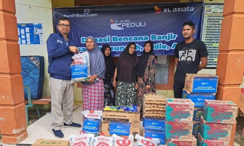 Territory Sales Manager XL Axiata area Banda Aceh, Jaka Rahmatsyah menyerahkan secara langsung donasi kepada salah seorang warga Desa Cot Teungoh, Kecamatan Pidie, Minggu (29/1).(foto: istimewa)