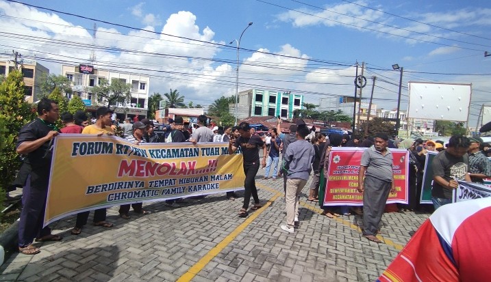 Forum Anti Maksiat dan warga kembali demo Chromatik Family Karaoke (foto/Magang2)