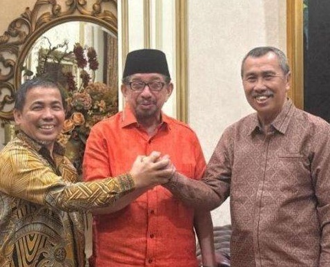 Syamsuar (Kanan) dan Mawardi Saleh (kiri) bersalaman dengan Ketua Majelis Syuro PKS Dr Salim Segaf Al-Jufri.