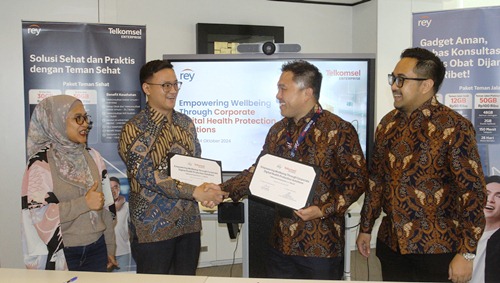 ki-ka: CEO Telkomsel Ventures Mia Melinda, CEO & Co-founder Rey Evan Tanotogono,  Vice President Enterprise Product Management and Development Telkomsel Kwok Wai Kiat serta GM Enterprise Connectivity Management Telkomsel Akhmad Fandhia Roesyidi.(foto: istimewa)