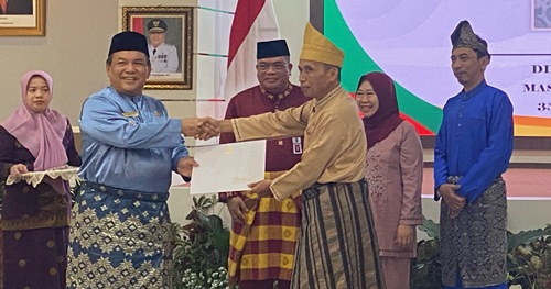 Pj Gubernur Riau, SF Hariyanto menyerahkan SK pensiun kepada ASN Pemprov Riau.(foto: sri/halloriau.com)