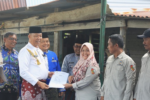 Sekdako Pekanbaru, Indra Pomi Nasution bersama para petani KTNA BPP Tampan.(foto: dini/halloriau.com)